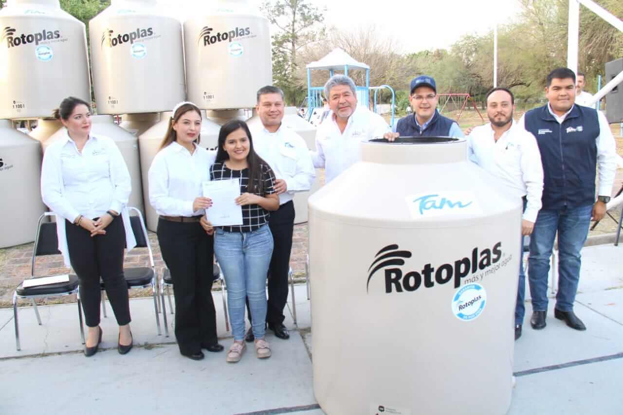 Reciben tinacos vecinos de Infonavit Jardín