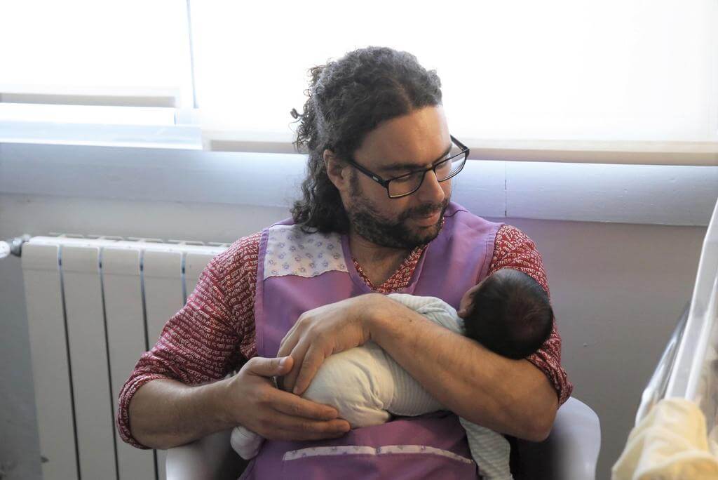 Con sus abrazos, bebés de 4 meses pueden reconocer a sus padres
