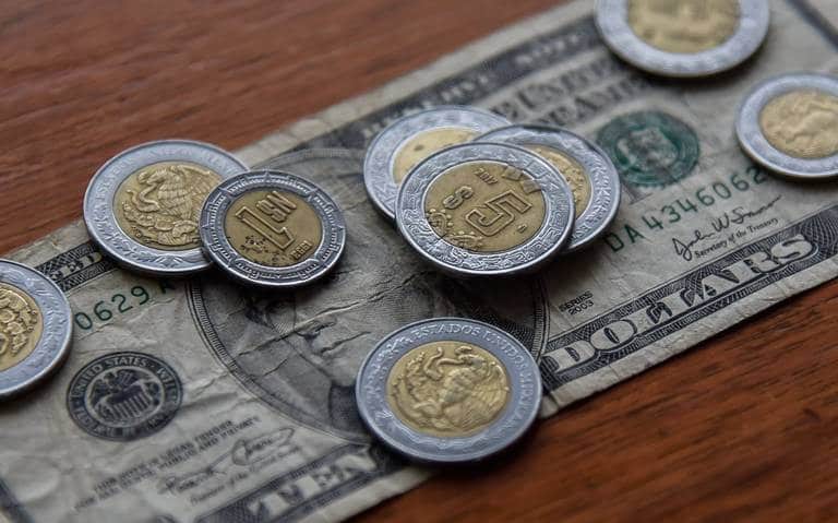 El peso se desploma más de 3%, arrastrado por el petróleo