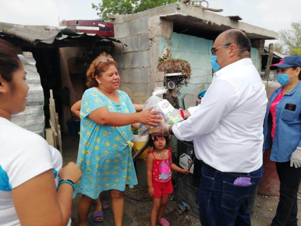 Entrega Miguel Mansur víveres a victorenses ante la contingencia