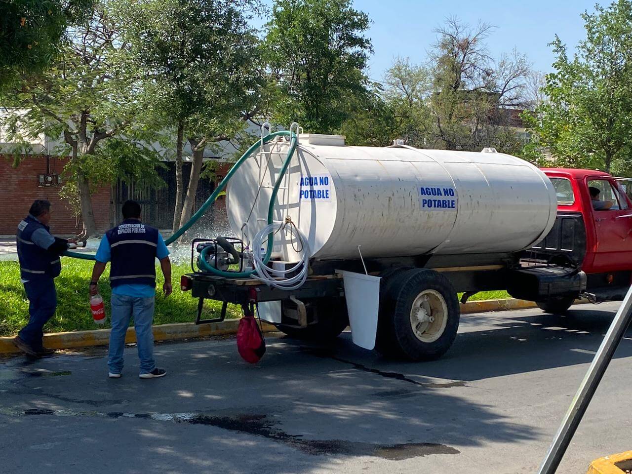 Con agua tratada para riego, riegan plantas del 17