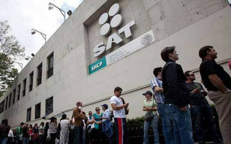 Presume SAT récord en devolución de impuestos