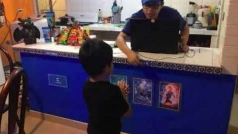 Papá le arma un ‘cine’ en casa a su hijo porque extraña mucho salir