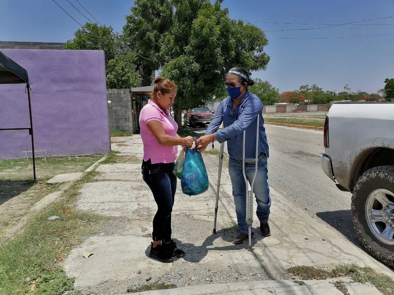 Entrega Regidor apoyos alimentarios y kit de limpieza a estilistas