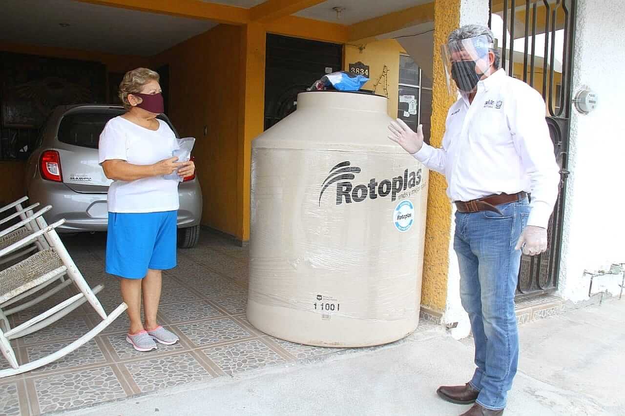 Continúa entrega de tinacos a domicilio