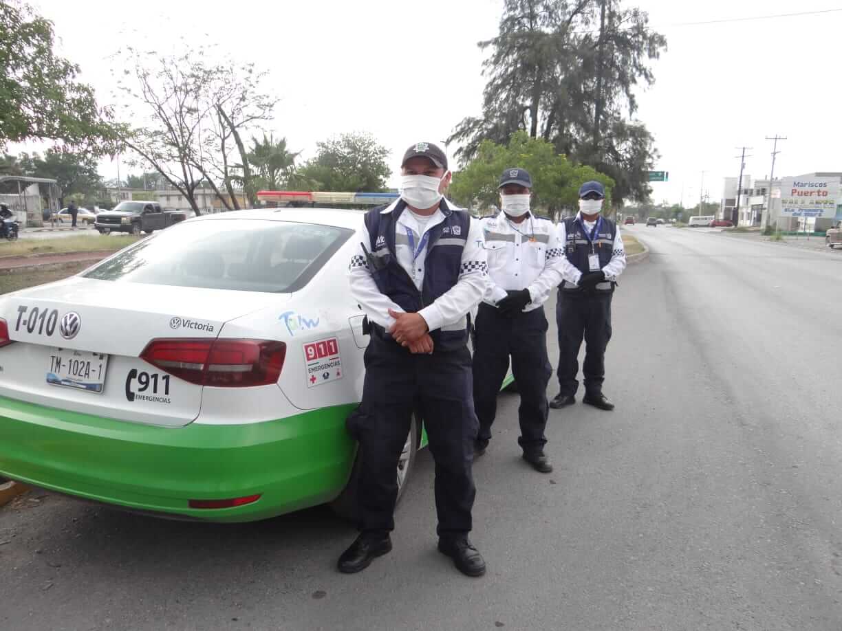 Mesa Ciudadana dona cubre bocas a elementos de Tránsito Victoria