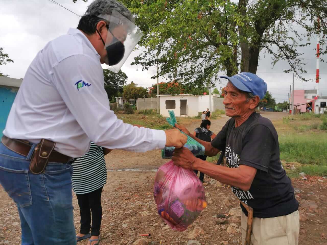 Continúa entrega de apoyo alimentario y kit de limpieza a domicilio
