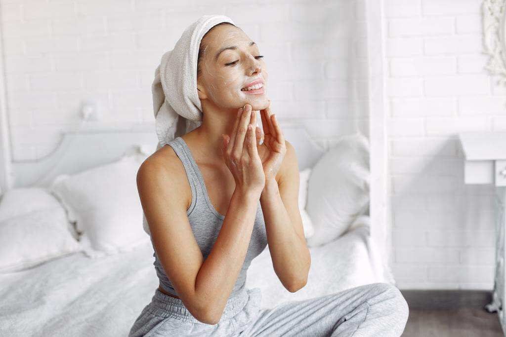 Tips de belleza para una buena rutina de limpieza facial en casa