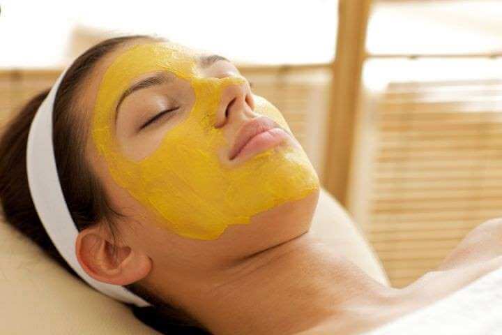 Mascarilla de cúrcuma aclara la piel y elimina manchas; con solo tres ingredientes