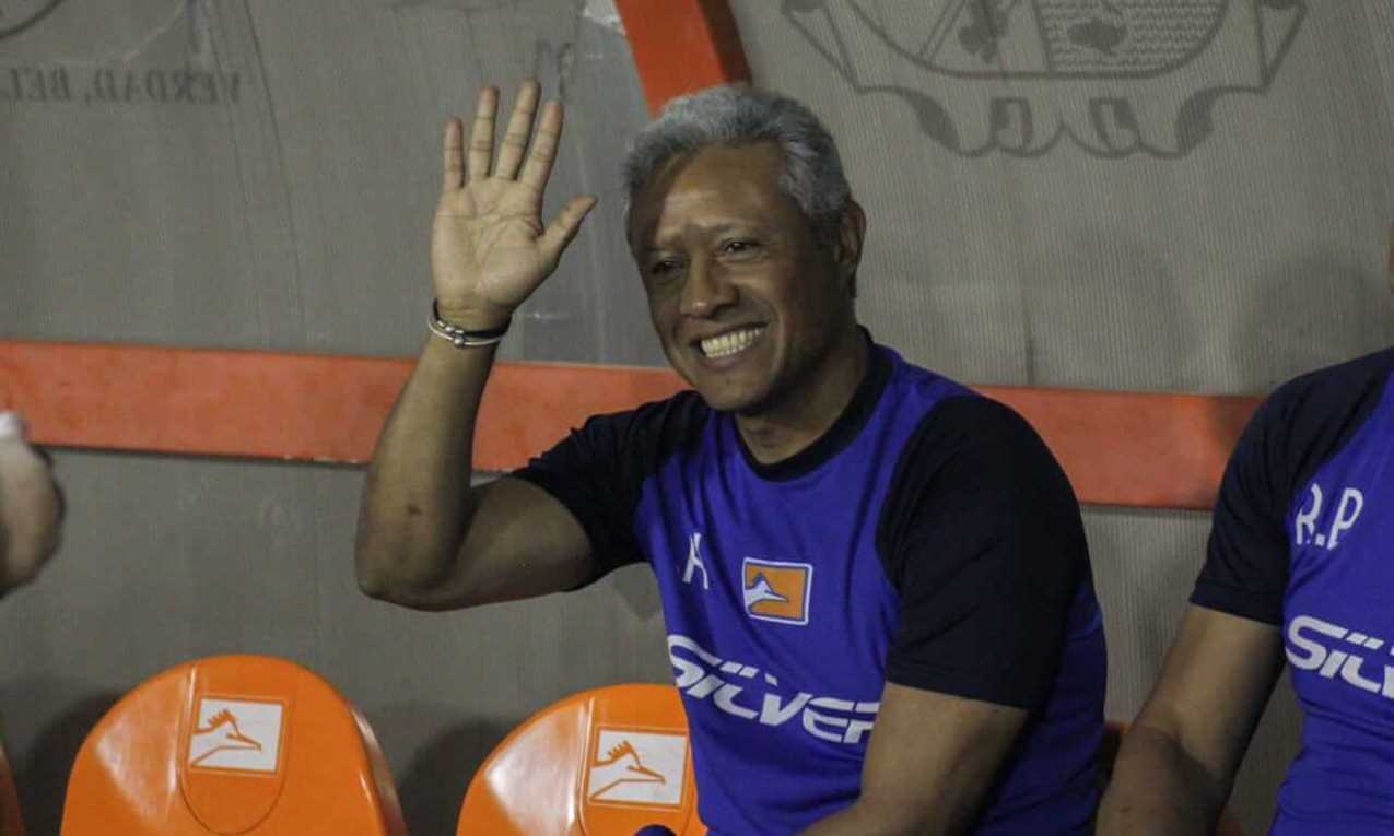 Correcaminos ratifica a Roberto Hernández