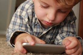 ¿Debes darle celular o tablet a tu hijo pequeño?