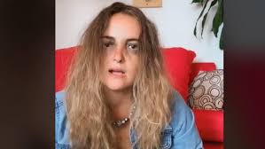 Directora de escuela perdió su empleo de 25 años por imitar en TikTok a Paulina Rubio