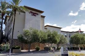 Detiene Trump a niños migrantes en hoteles