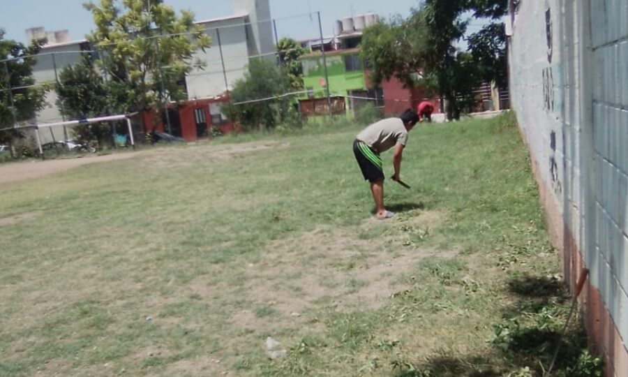 Futbolistas limpian campo de las Adelitas