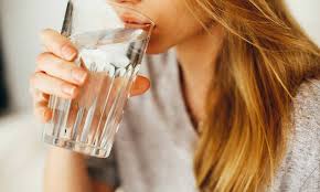 Estos son los beneficios de beber agua con el estómago vacío