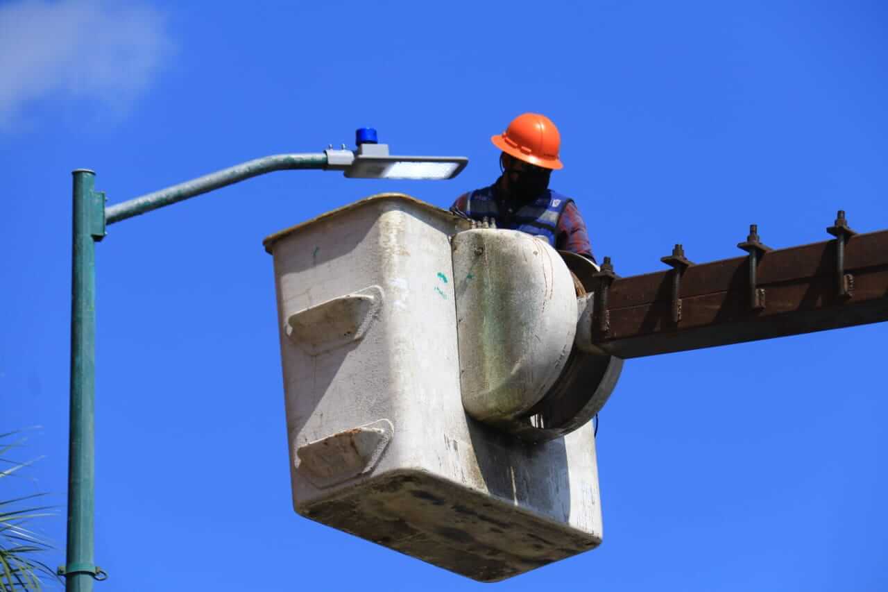 Instala Gobierno de Victoria lámparas LED en Avenida Tamaulipas.