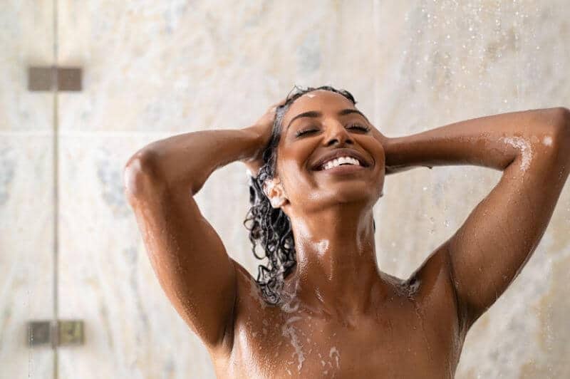 Lo que debe tener el champú ideal según tu tipo de cabello y cómo usarlo de forma correcta