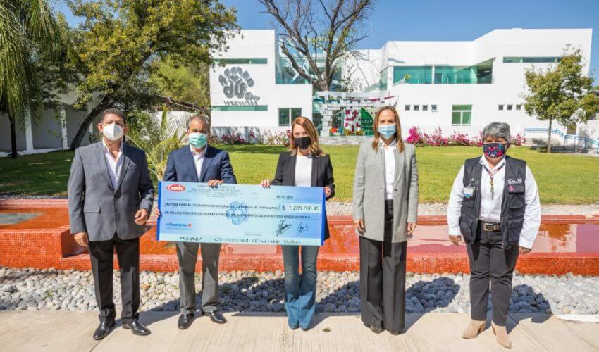 Recibe Mariana Gómez donativo de empresarios de la construcción para el fondo «Héroes de la Salud»