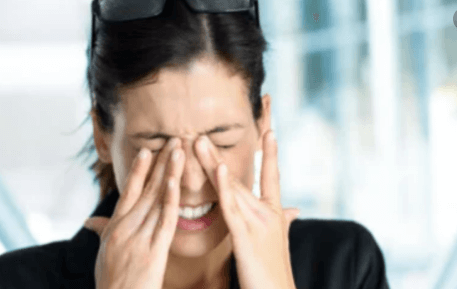 La relación entre el dolor de cabeza y el de ojos