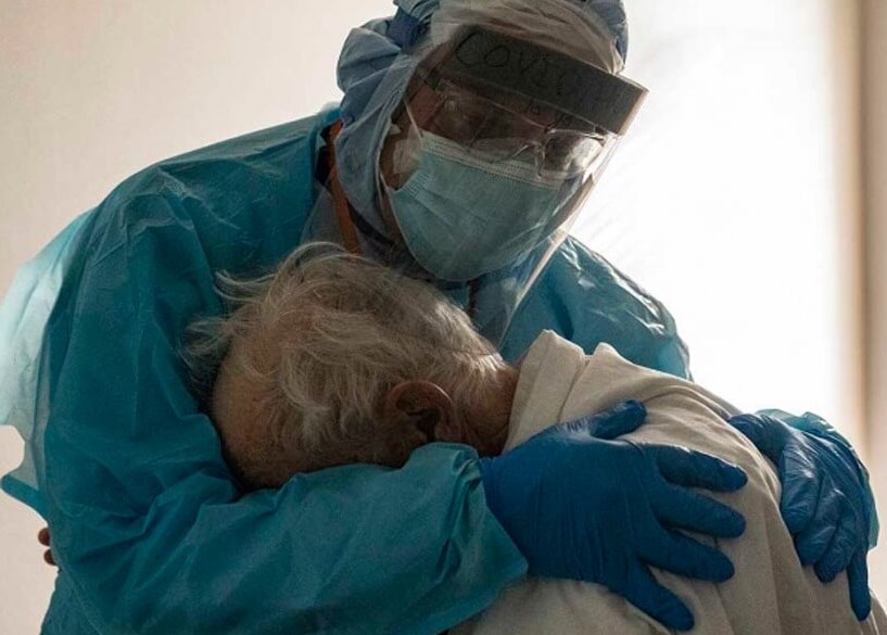 Abrazados, doctor y anciano grave de covid conmueven al mundo