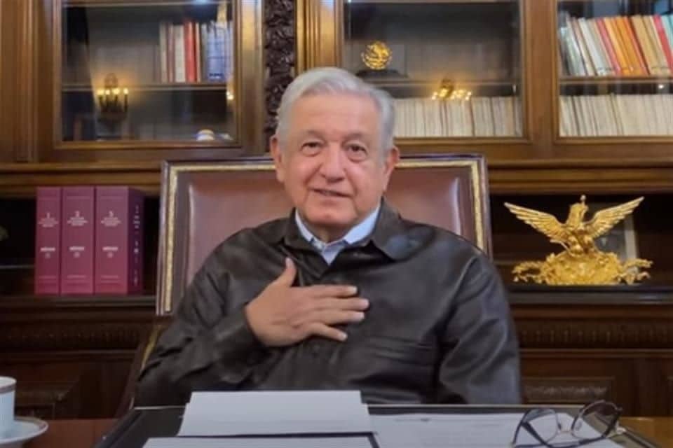 Paracetamol, miel (y sí) Vaporub: la receta de AMLO para el COVID