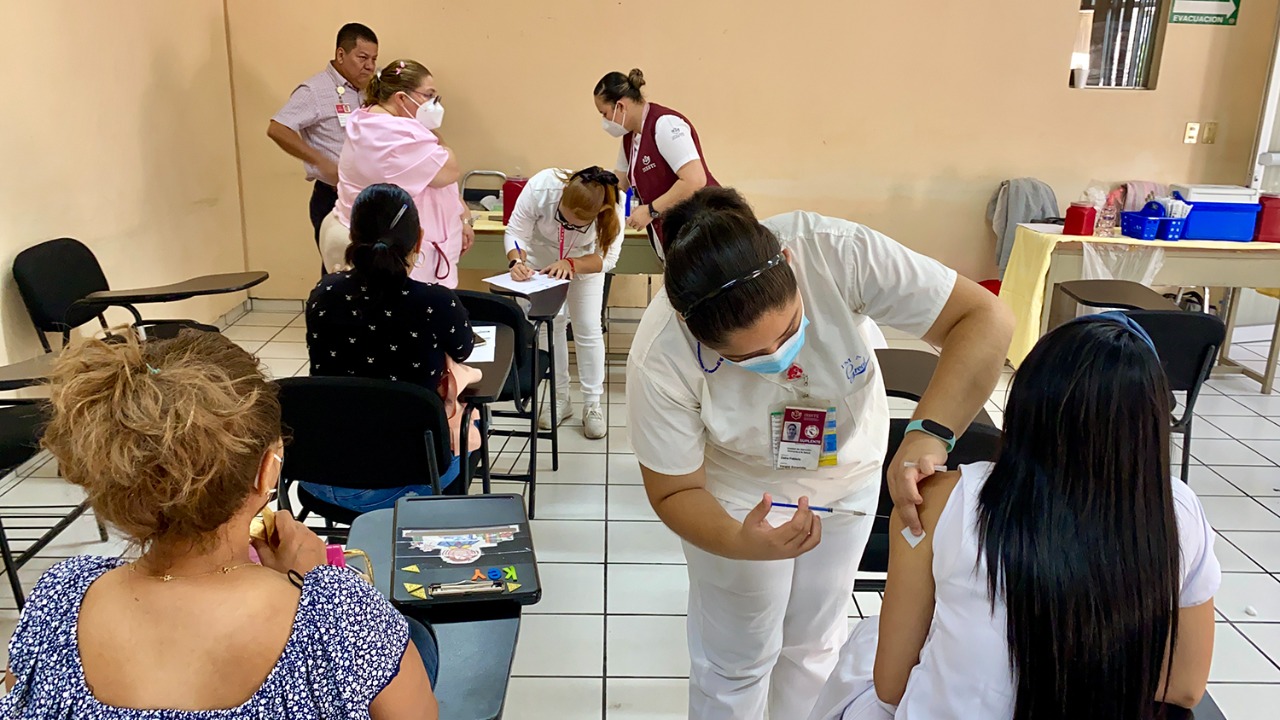 Más de 65 mil vacunas de refuerzo contra COVID-19  aplicadas a personal del Issste