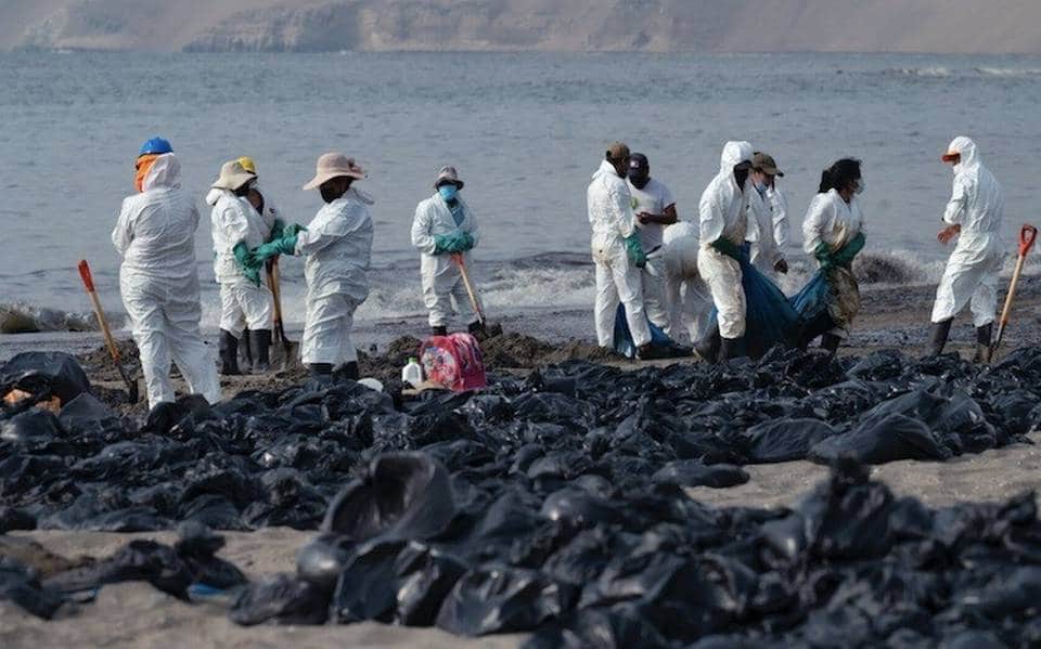 Suman 24 las playas contaminadas por el derrame de petróleo en Perú