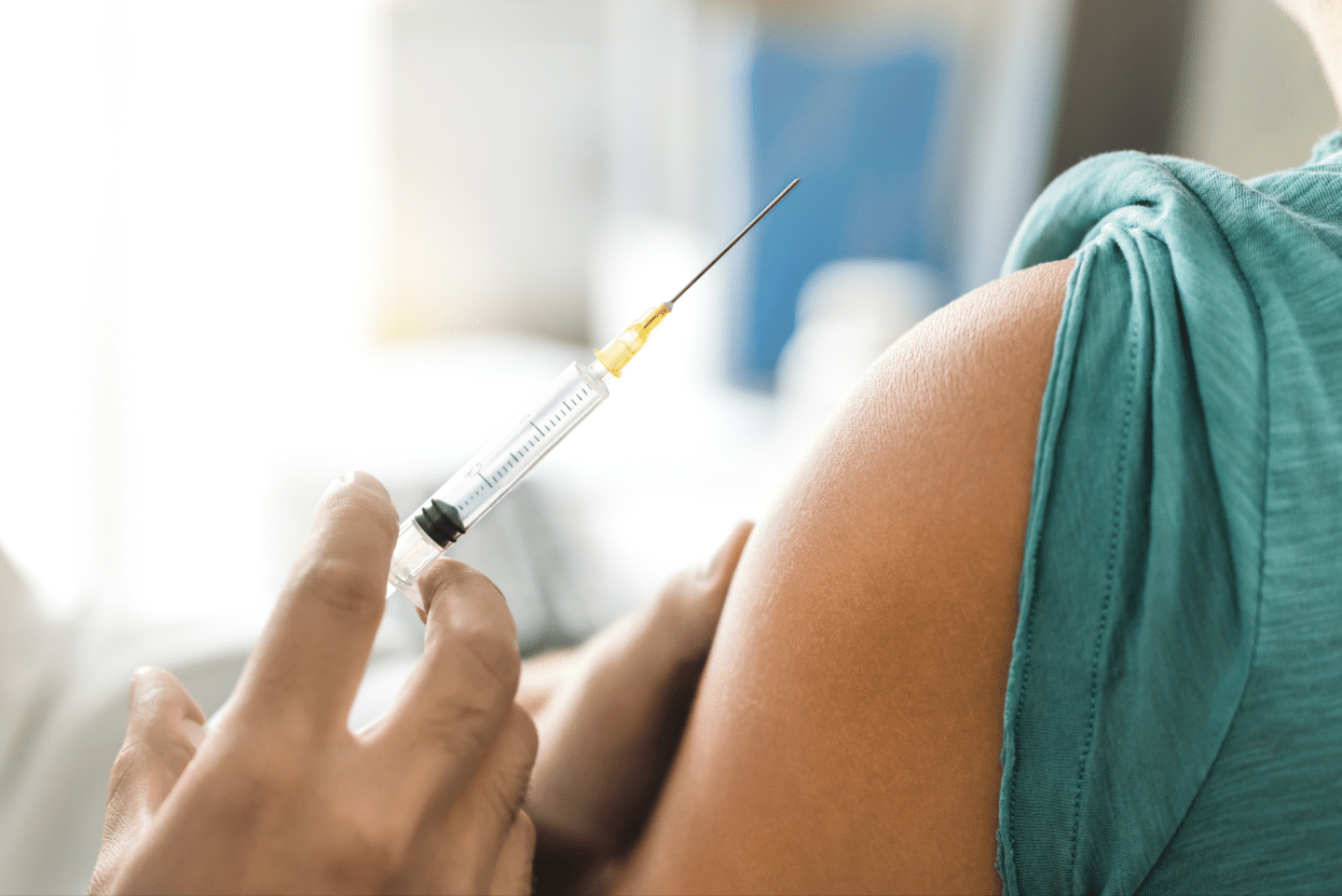 Tercera dosis de Pfizer protege contra variante ómicron: estudio