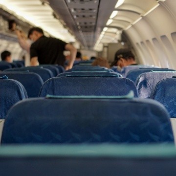 Mexicano en prisión por saltar de un avión a punto de despegar en Los Ángeles
