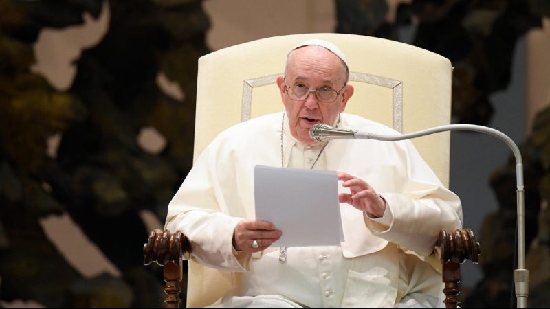 Papa llama a derrumbar los muros antimigración