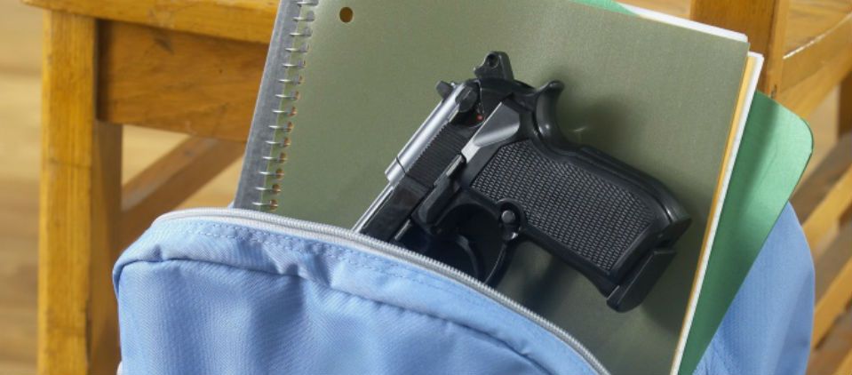 Alumno de 12 años ingresa arma a escuela en CDMX y termina lesionado