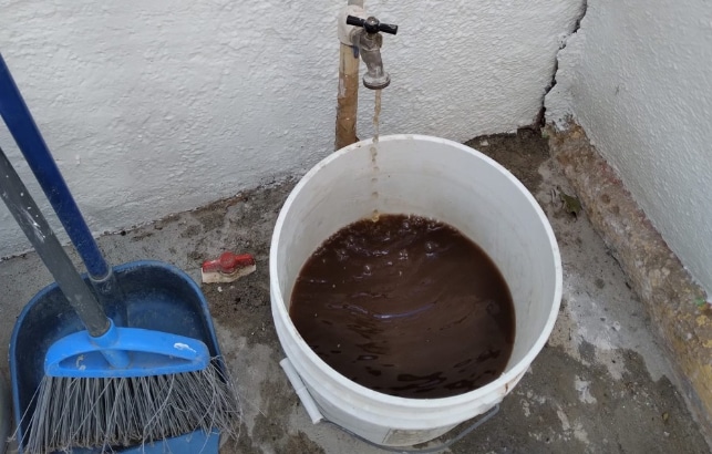 Exhiben a la COMAPA de Río Bravo; manda agua ‘chocolatosa’, se quejan usuarios