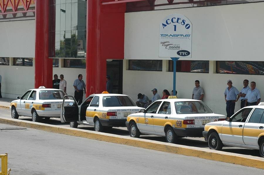 Pagan taxistas de la central de autobuses más de 40 mil pesos de renta por estacionamiento