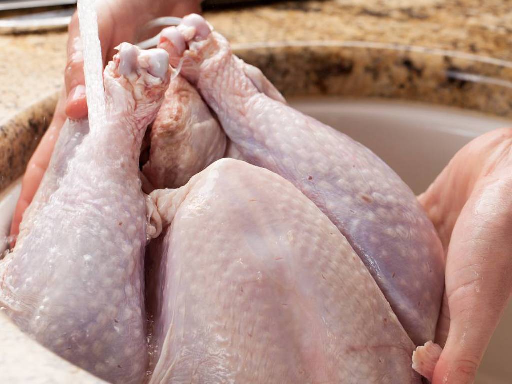 Los peligros de lavar el pollo: cómo evitar una intoxicación alimentaria