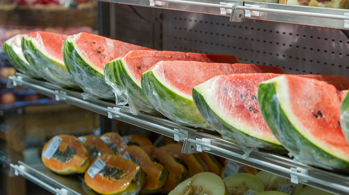 Cómo comprar fruta cortada y no poner en riesgo tu salud, según la OCU