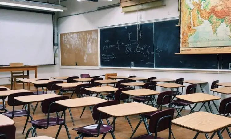 Maestros reclaman que gobierno federal aumentó requisitos para ingresar al servicio educativo.