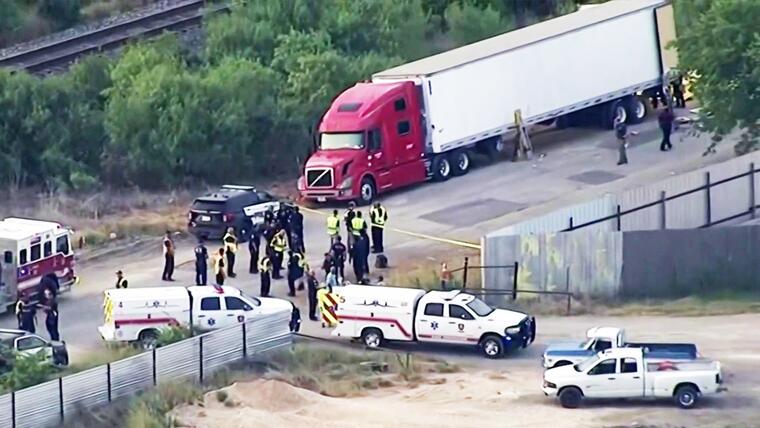 Hallan a 50 migrantes muertos en un camión abandonado en Texas