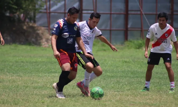 Wachiturros aplasta a Titanes