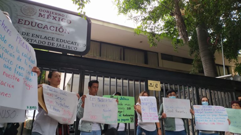Demandan teachers a gobierno federal liberar presupuesto para el pago de su sueldo