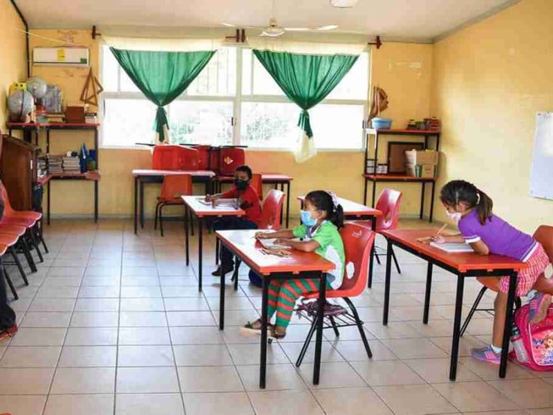 Por quinta ola de contagios de Covid-19  piden concluir ciclo escolar