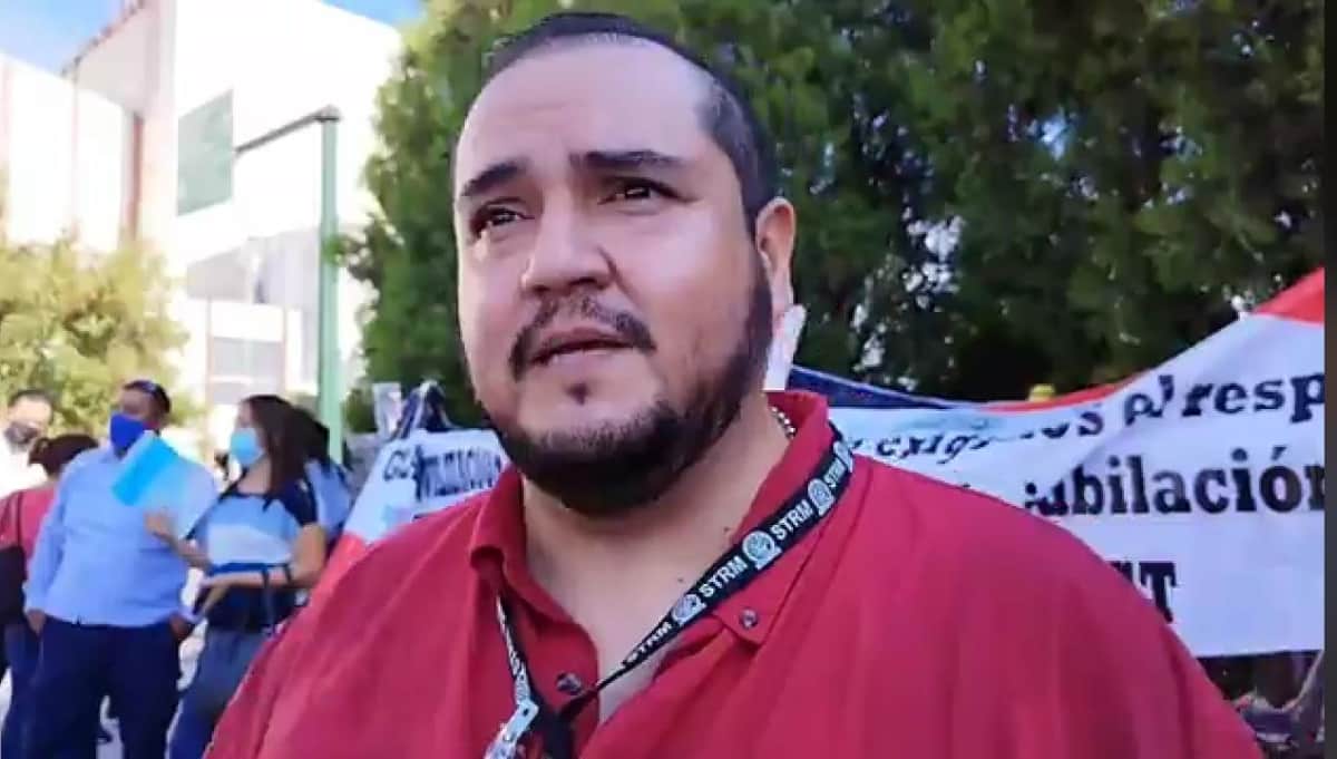 Se manifiestan telefonistas en Palacio federal