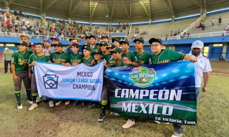 Celebran con desfile a campeones de la Santa María Aguayo