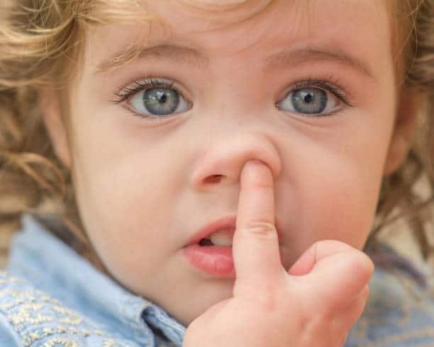 Los problemas para la salud que ocasionan hurgarse la nariz con frecuencia