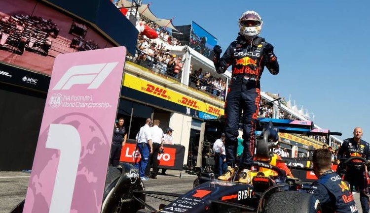 Checo Pérez dejó ir el podio y quedó en cuarto, Verstappen se llevó a la victoria