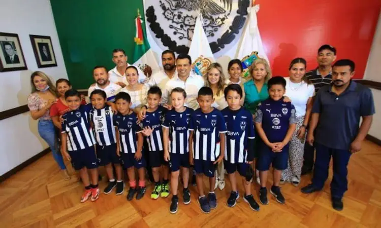 Reciben Lalo y Lucy al campeón Rayados Victoria