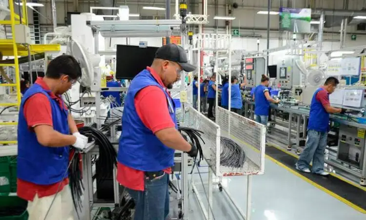 Sufren obreros agobiante calor en su jornada  de trabajo porque les apagan los aires acondicionados