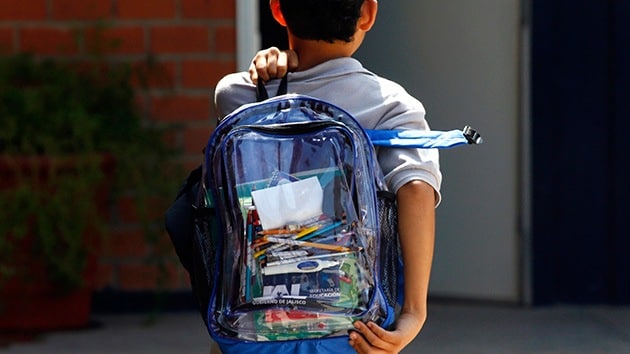 Factible implementar mochila transparente en educación básica