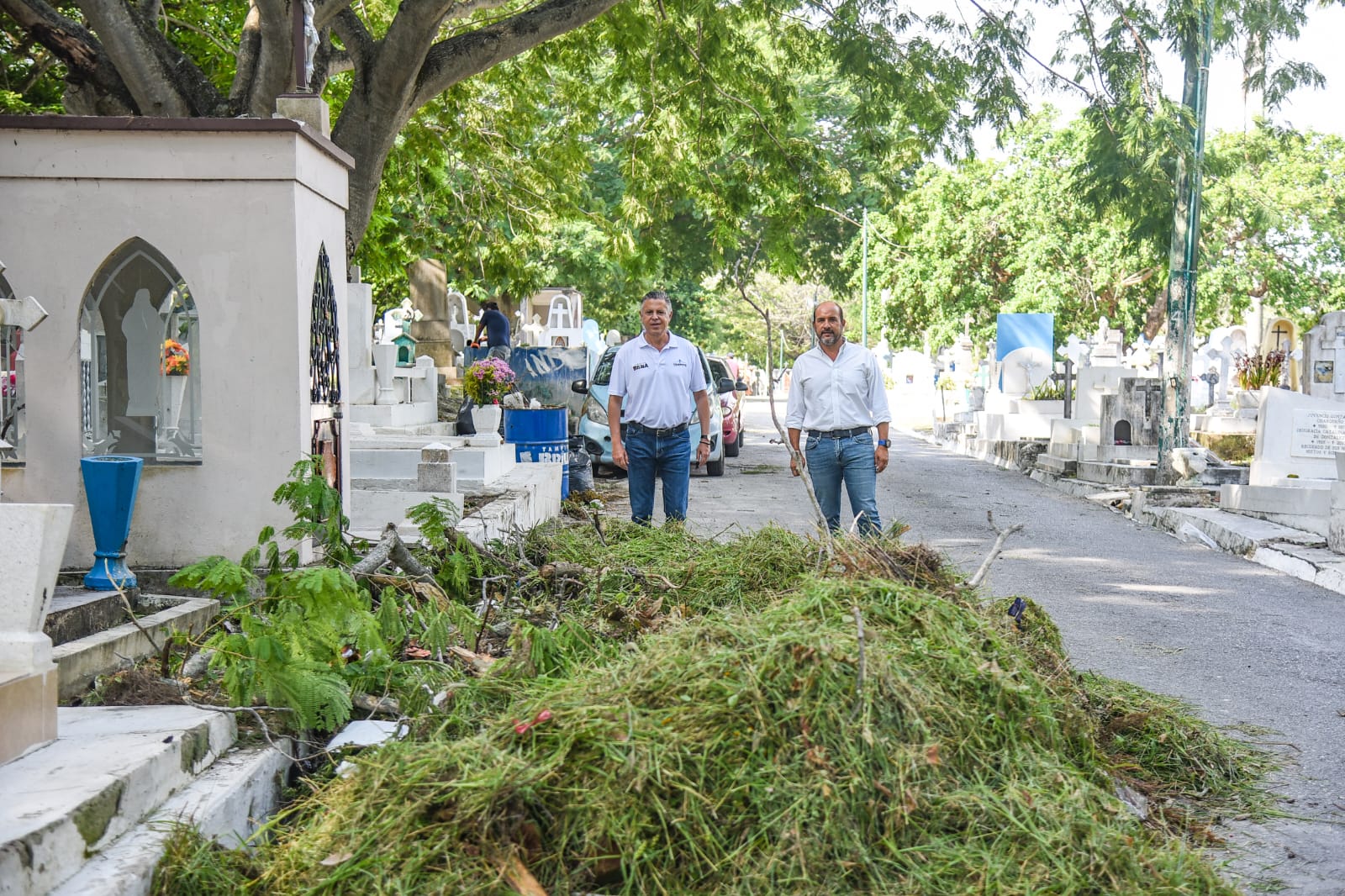 Supervisa Chucho Nader Limpieza en Panteones Municipales