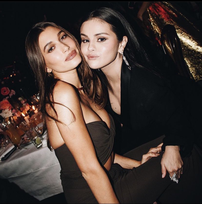 Selena Gómez y Hailey Bieber posaron juntas en el Academy Museum Gala 2022