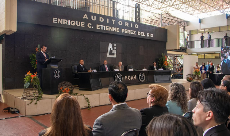 Reconoce Rector trayectoria académica de la Facultad de Comercio Victoria